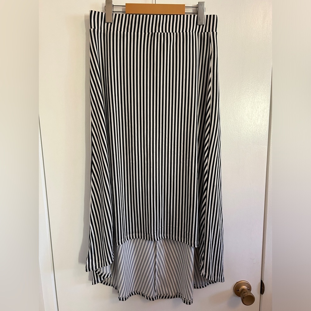 Majora VGUC maxi dress high low cut, black and cream, elastic waist, soft, comfy